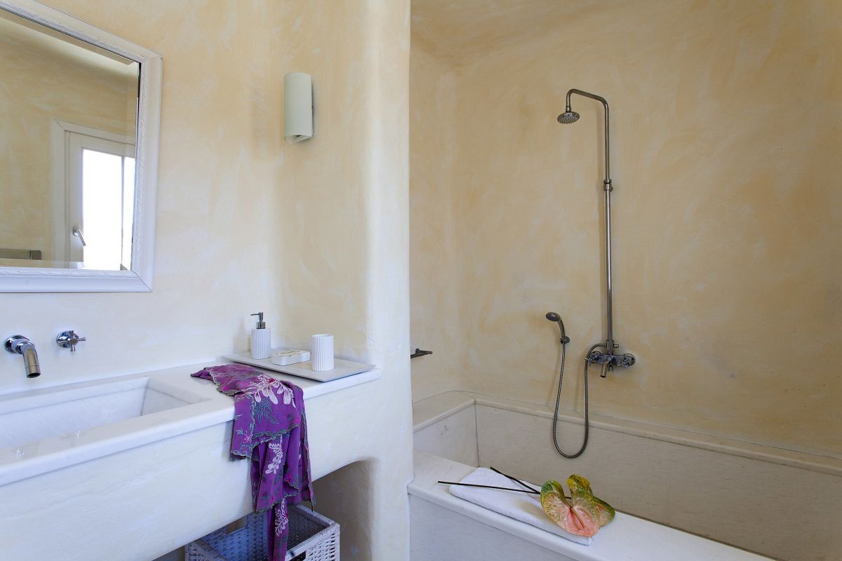 villa cassey aleomandra shower