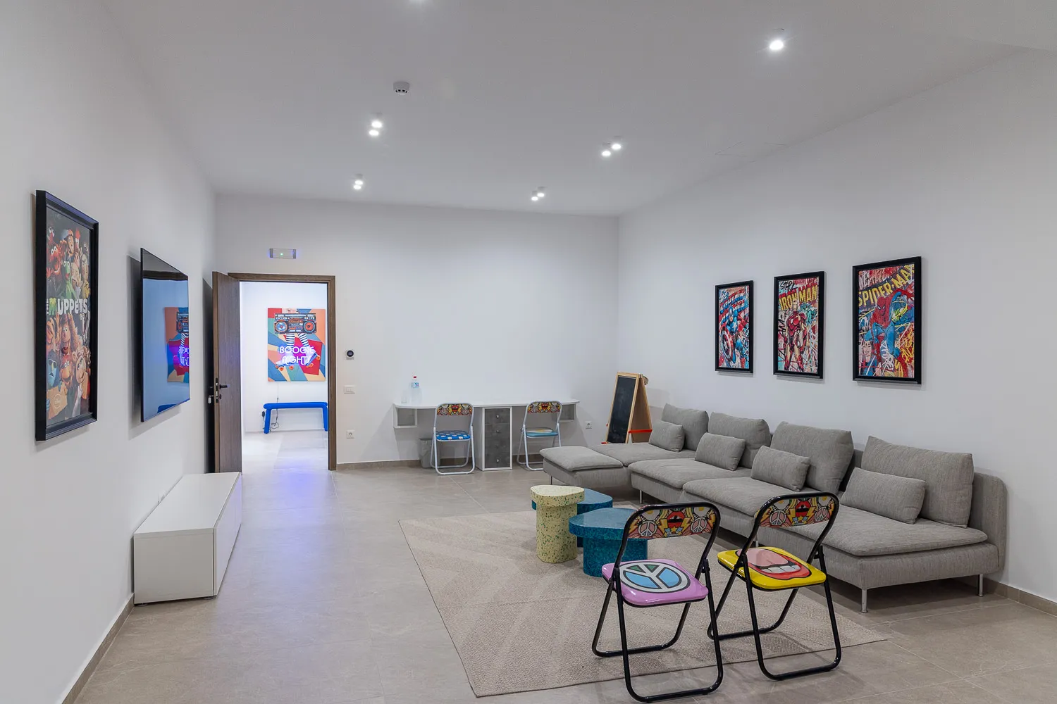 v play room